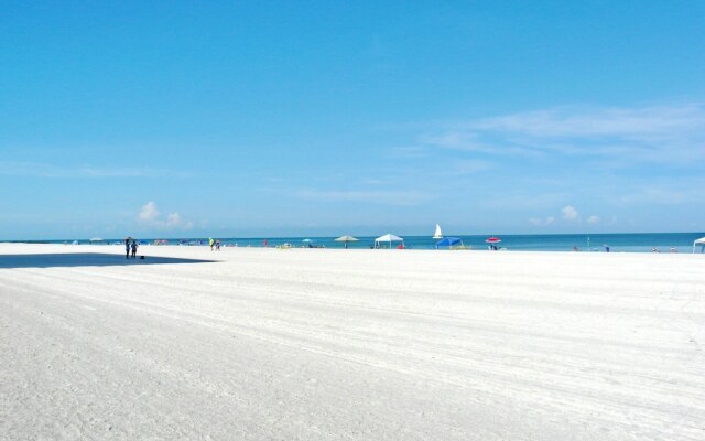 Breezy Condo With Deluxe Pool and Private Beach Access