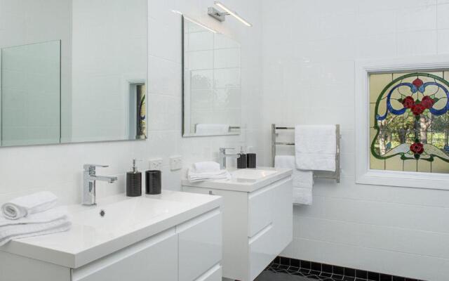 THE ELMS Berry Berry and Surrounds 4pm check out Sundays