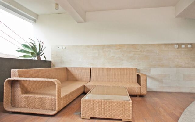 RedDoorz Apartment near Golden City Mall