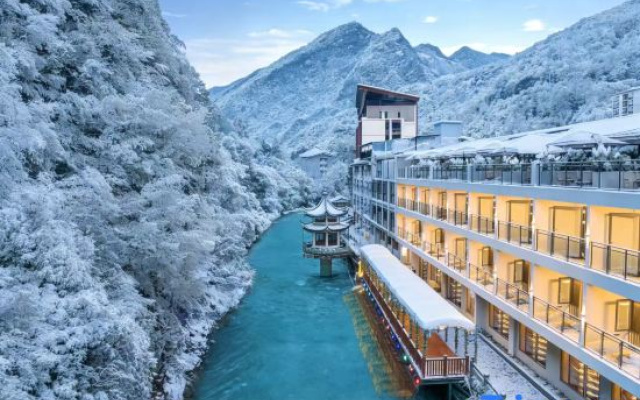 Weijianshan Homestay (Shennongjia Muyuzhen Xiangxi Street Branch)
