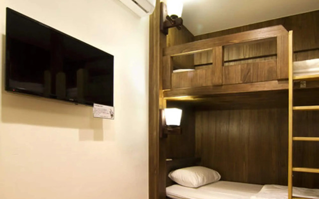 Mr Lobster's Secret Den Design Hostel