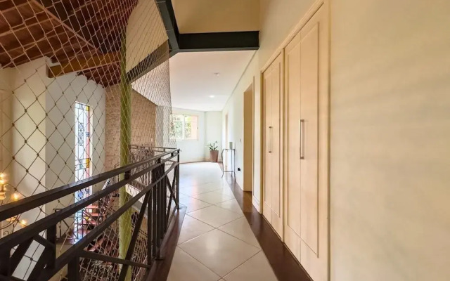 Casa Alto Padrão na Granja Viana - Cond. Fechado