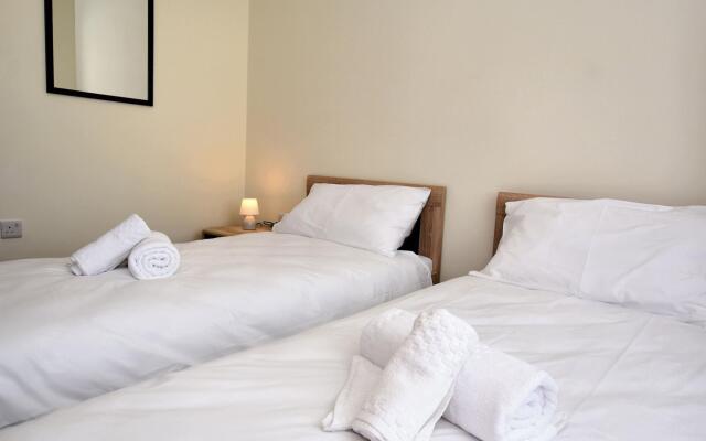 2 Bedroom, Bright & Central Top Floor Apartment - 5