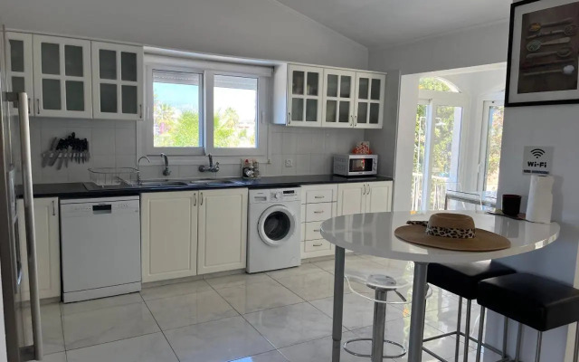 Villa Neyla Four bedroom Beach front Coral Bay