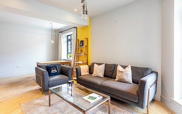 Modern Brentford Flat