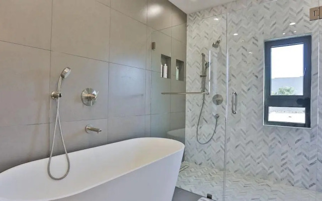 Spacious 5 Bedroom West Hollywood Home With Pool