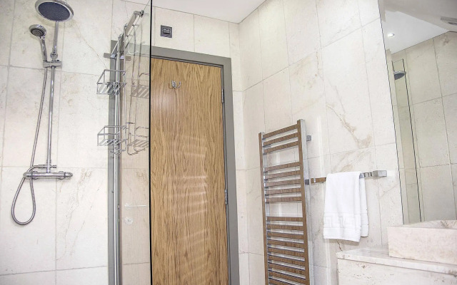 Base Serviced Apartments - Sir Thomas Street