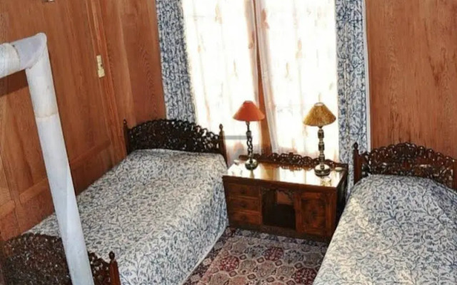 Royal Group of Houseboats