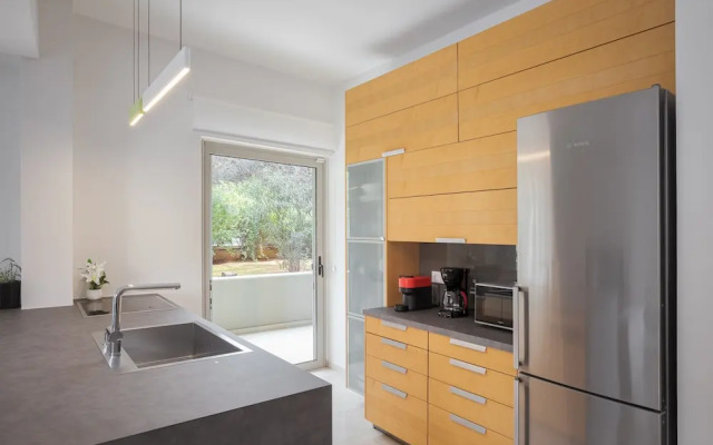 Vouliagmeni Stylish Apartment