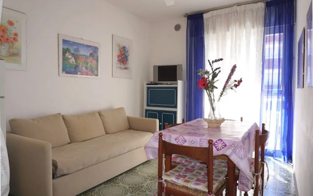 Beachside Flat With Shared Pool
