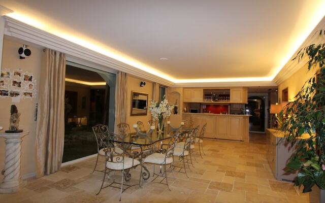 HAVRE DE PAIX" 5 étoiles Prestige jacuzzi, hammam, sauna, PISCINE chauffée Mougins Cannes Grasse