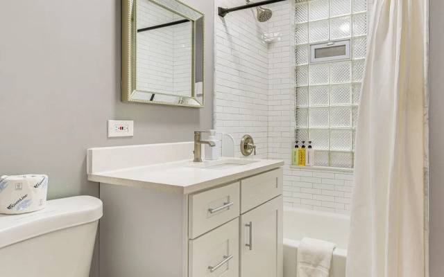 5 Mi to Dtwn: Ukrainian Village Apartment!