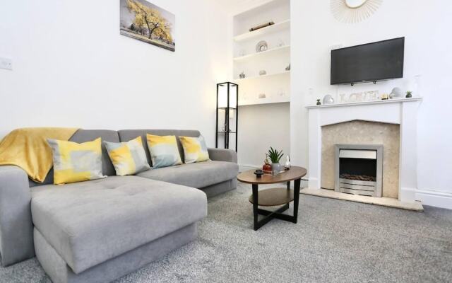 Charming 2-bed Home in Blackpool-central w Parking