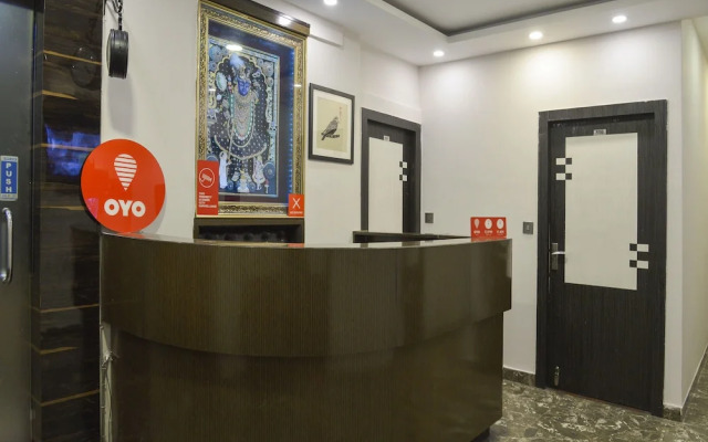OYO Flagship 3352 Krishna Guest Lines Bagri Market