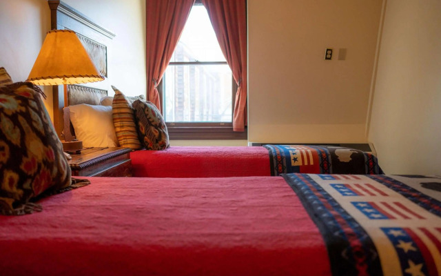 Sheridan Inn, B/W Signature Collection