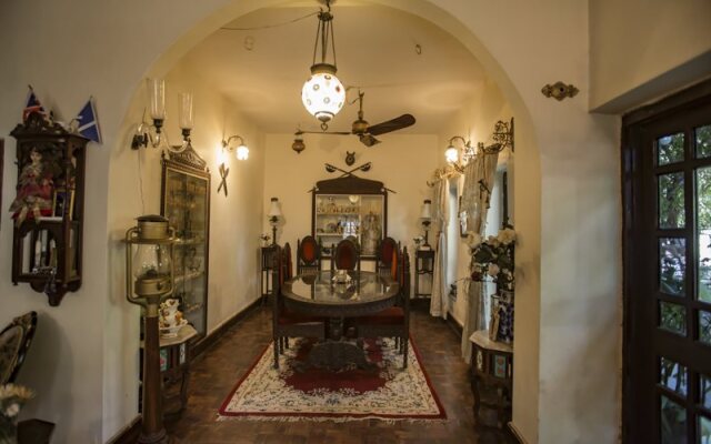 Newtons Manor