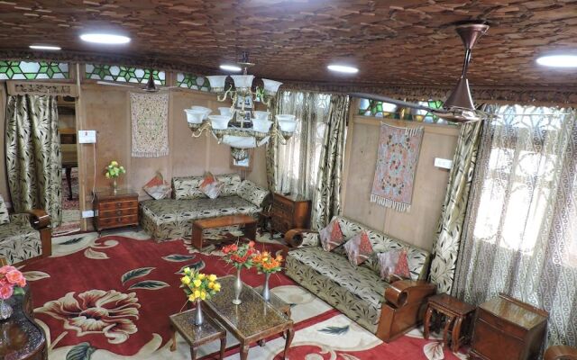 Appollo eleven group of houseboats