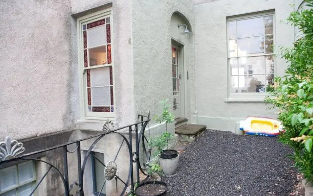Spacious 3 Bedroom Georgian House in Bristol