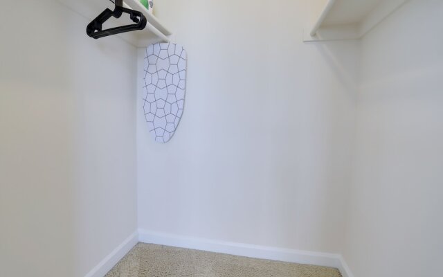 Gorgeous Apt with Rooftop City View