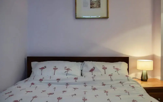 Fantastic 2 Bedroom Shepherds Bush Garden Flat