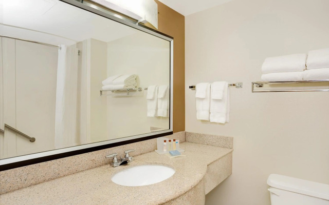 Holiday Inn Express & Suites Lexington W - Versailles by IHG