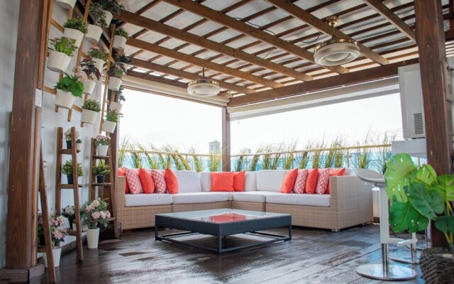 8-bdr Penthouse With A Private Rooftop & Jacuzzi