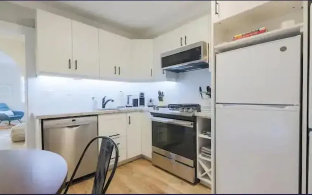 Casa Queen East - Modern 2BR Suite
