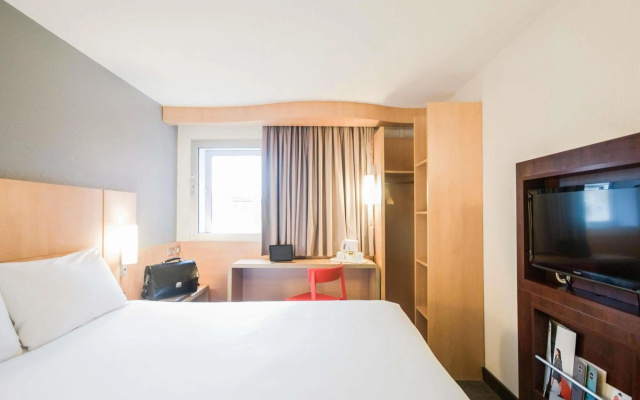 ibis London Heathrow Airport - Image 3