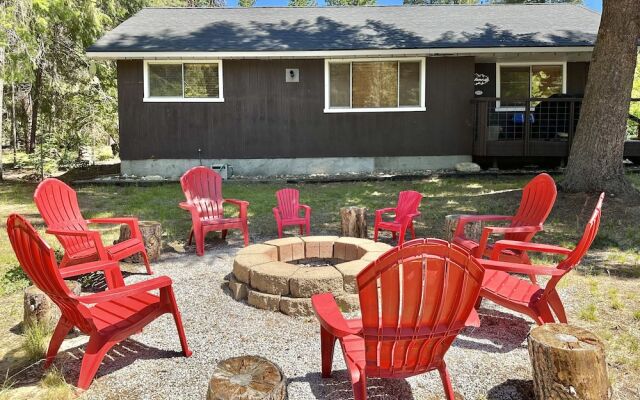 Rhodie House 3 Bedroom Home by NW Comfy Cabins by RedAwning