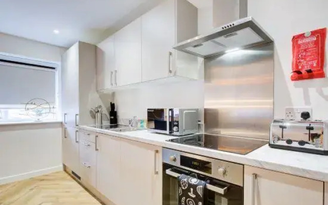 Hybrid Resi - Mitcham Close to Tooting and Wimbledon