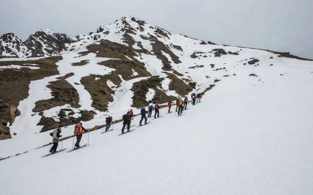 Cabañas entre montañas con tinajas calientes