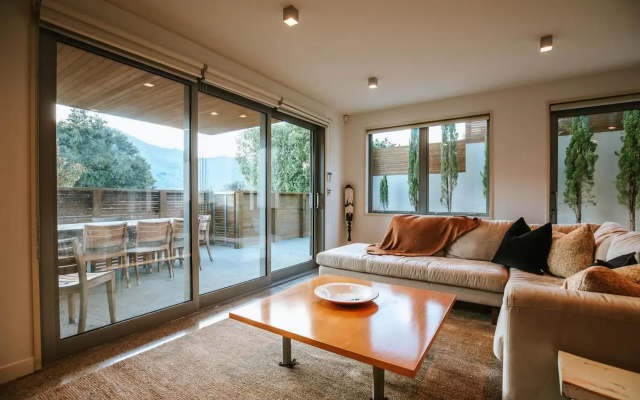 Lakeside Road - Sleeps 8 - Lake Views - Lake Front