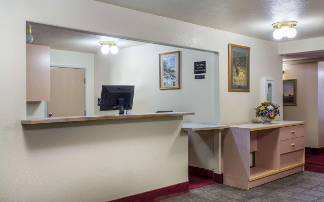 Super 8 by Wyndham Hamilton