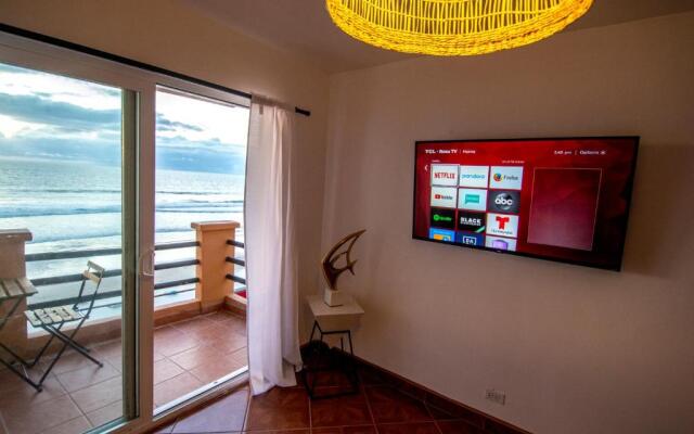 True BEACHFRONT cozy - 1 Bedroom Apt