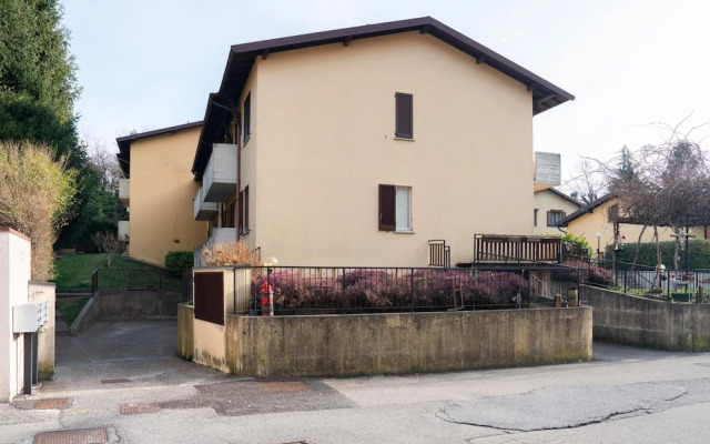 Scarlet Apartment With Garden by Wonderful Italy