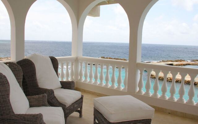 Sea View Villa by the Mambo Beach with Private Pool