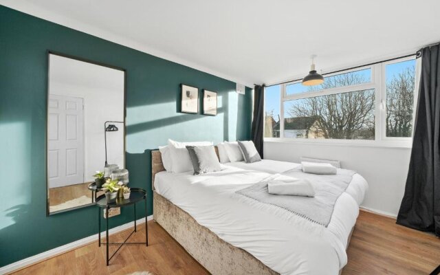 Cosy 3 Bedroom with Free Parking, Garden and Smart TV with Netflix by Yoko Property