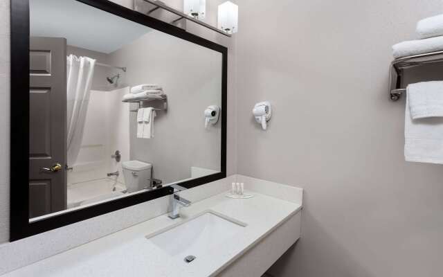 Days Inn & Suites by Wyndham Sellersburg