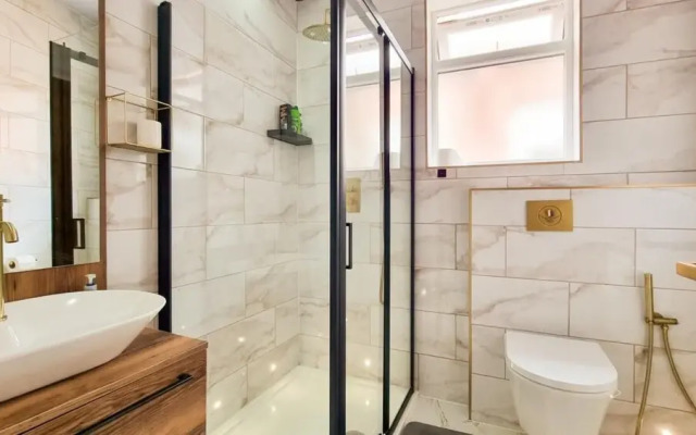 Rustic Ebony Suite With Free Parking
