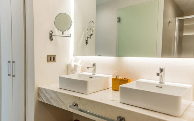 Beautiful apt Best Location Terrace With Pool Access