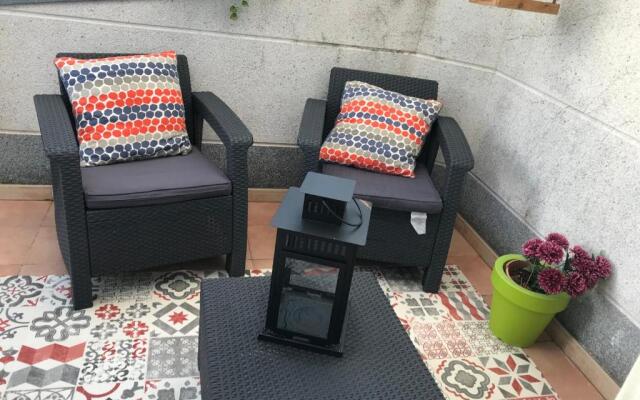 apartamento con amplia terraza cerca del hospital clínico