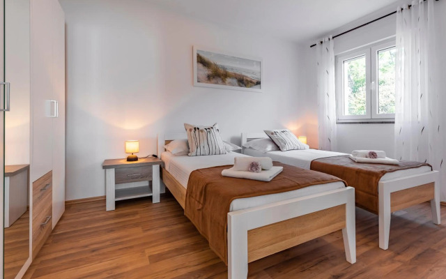 Holiday House emjalemi