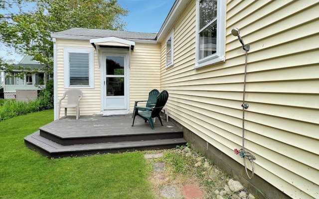 Few Minutes Walk To Moody Beach, Near Airport And Train Station - Robbie's Cottage 3 Bedroom Home by Redawning