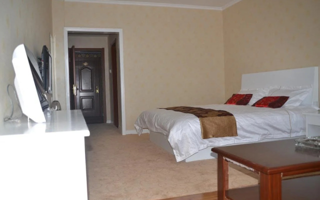 Yining Huarui Business Hotel