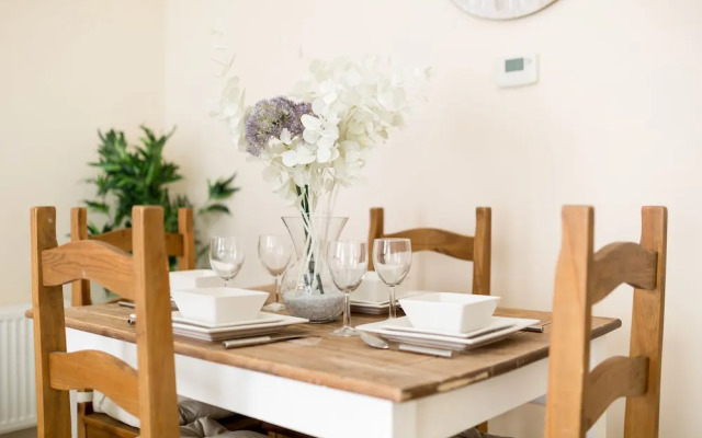 Luxury Two Bed Apartment With Parking - Wolverhampton