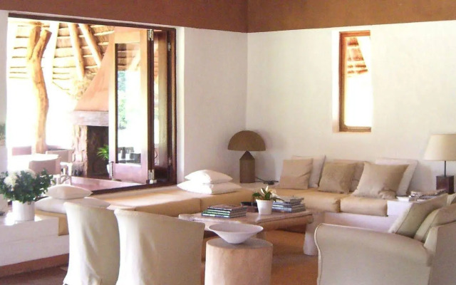 Zebras Crossing Lodge