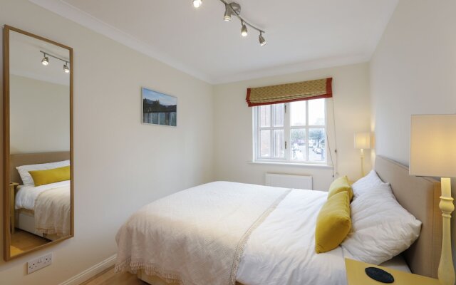 ALTIDO Calm 2BR Apt w Parking & Patio, near London Eye