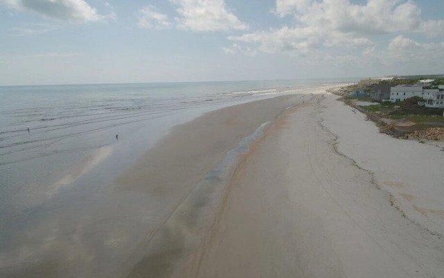 Three Bedroom, 2 Bath With Amazing Views From Balcony - Hidden Treasure