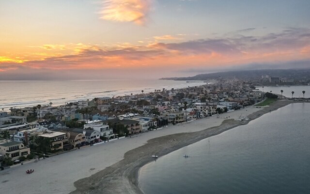 Bay View Buyout A by AvantStay Mission Beach Home on the Sand Sleeps 20