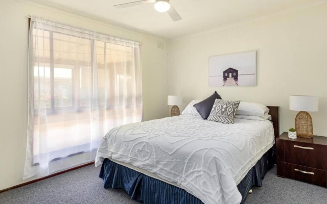 Casa Bella - perfect for families, only 700m to front beach – Guest Rooms – Melbourne
